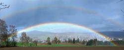 Regenbogen über der Gemeinde Ebnath